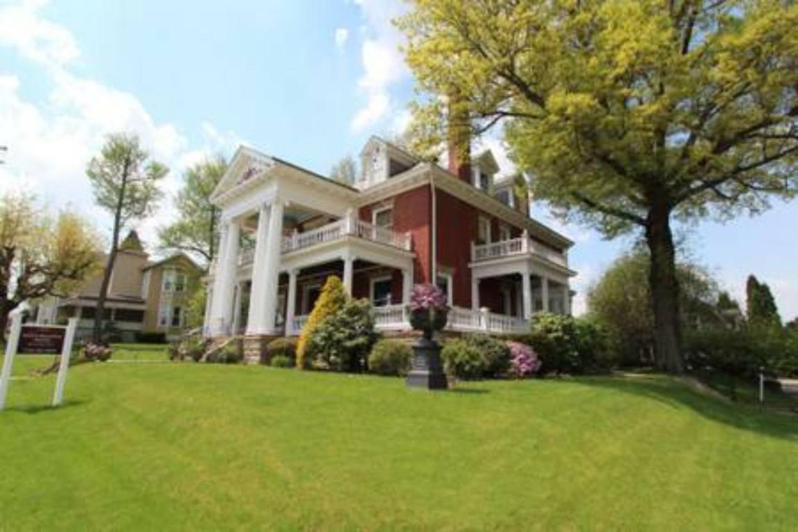 South Broadway Manor B&B - Near Fallingwater, Ohiopyle State Park, Hiking & Biking Trails Gap Scottdale ภายนอก รูปภาพ